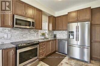 33 Wimbledon Ct in Whitby, ON - Building Photo - Building Photo