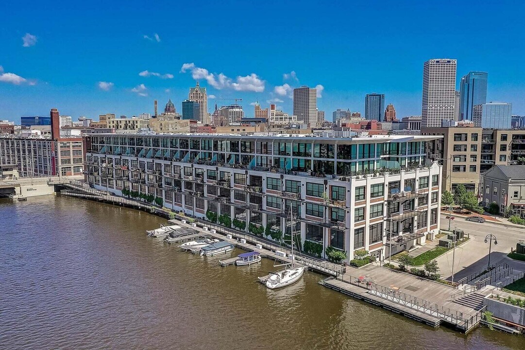311 E Erie St, Unit 308 in Milwaukee, WI - Building Photo
