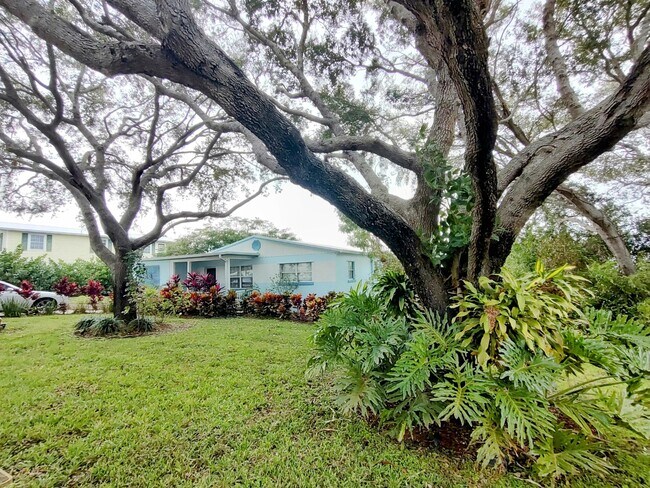 1933 NE Lake Pl in Jensen Beach, FL - Building Photo - Building Photo