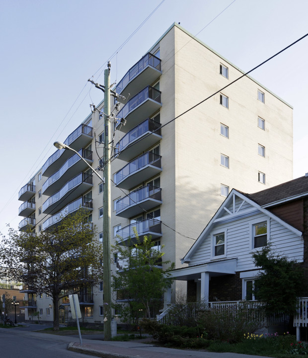 Le Versailles in Ottawa, ON - Building Photo