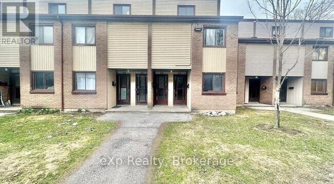 1200 Courtland Ave E in Kitchener, ON - Building Photo - Building Photo