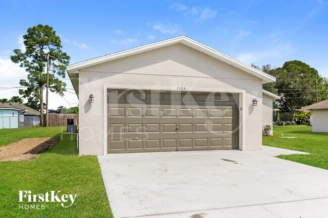 1525 SW Fresno Rd in Port St. Lucie, FL - Foto de edificio - Building Photo
