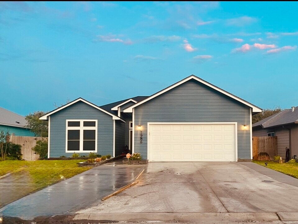 1986 Admiral Ln in Aransas Pass, TX - Building Photo