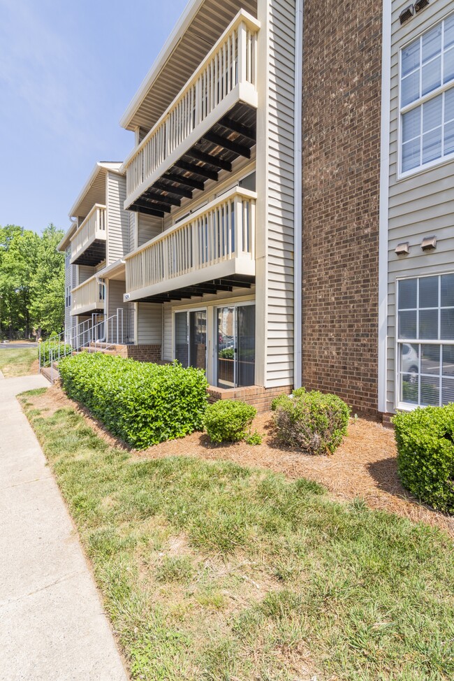 property at 1624 Arlyn Cir