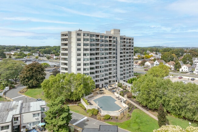 Soundview Apartments in West Haven, CT - Foto de edificio - Building Photo