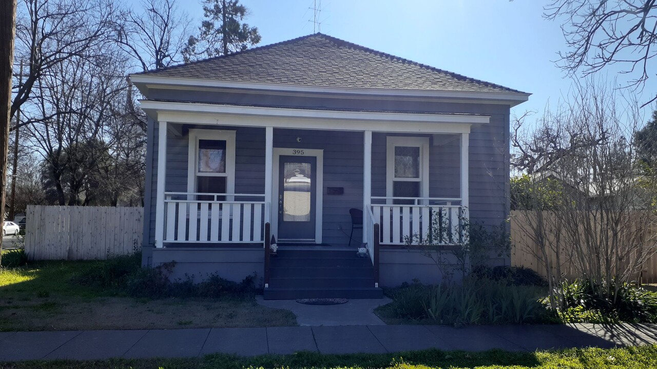 387 E 14th St in Chico, CA - Foto de edificio