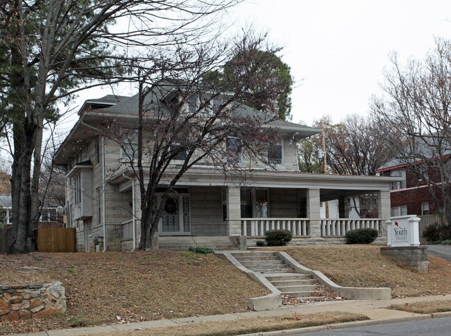 1582 Poplar Ave in Memphis, TN - Building Photo - Building Photo