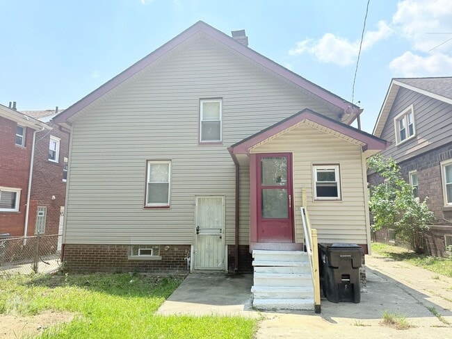 2443 Outer Dr E in Detroit, MI - Building Photo - Building Photo