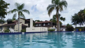 5252 Bosque Ln, Unit 12 in West Palm Beach, FL - Building Photo