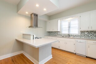 2445 N Oakland Ave, Unit 2447 in Milwaukee, WI - Building Photo