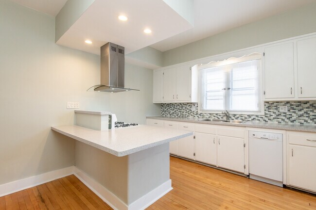 2445 N Oakland Ave, Unit 2447