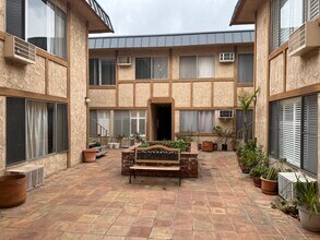 2141 S Bentley Ave, Unit 106 in Los Angeles, CA - Foto de edificio - Building Photo