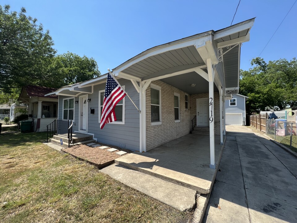 2719 E Houston St, Unit Main in San Antonio, TX - Building Photo