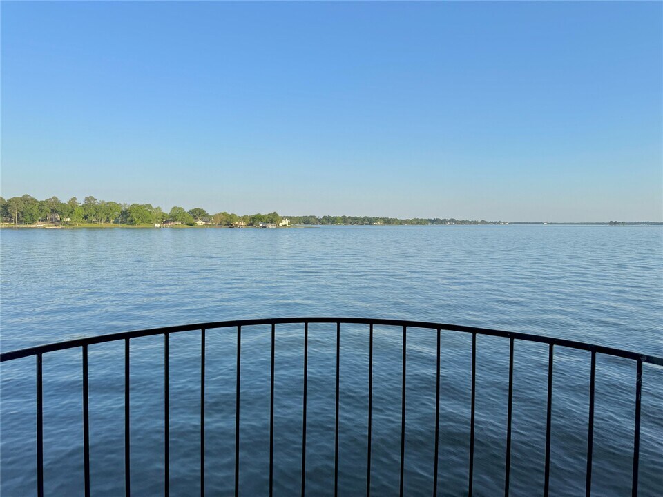 7041 Kingston Cove Ln in Willis, TX - Building Photo