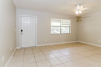 1211 SE Sea Oat Ln in Stuart, FL - Foto de edificio - Building Photo