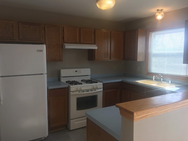 2042 Cliff Alex Ct S in Waukesha, WI - Foto de edificio - Building Photo