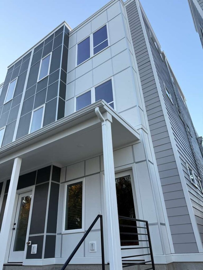 property at 909 Bainbridge St