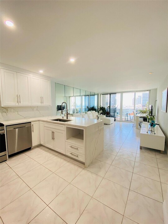 3140 S Ocean Dr, Unit PENTHOUSE in Hallandale Beach, FL - Building Photo