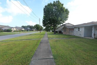 6573 S Briar Bayou Dr in Houston, TX - Building Photo - Building Photo