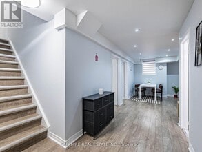 325 Trudeau Dr in Milton, ON - Building Photo - Building Photo