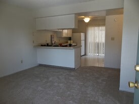 Park Planz in Bakersfield, CA - Building Photo