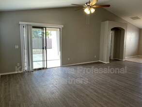 8137 W Globe Ave in Phoenix, AZ - Building Photo - Building Photo