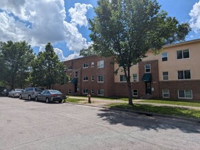 Edgbaston Meadows in St. Paul, MN - Foto de edificio - Building Photo