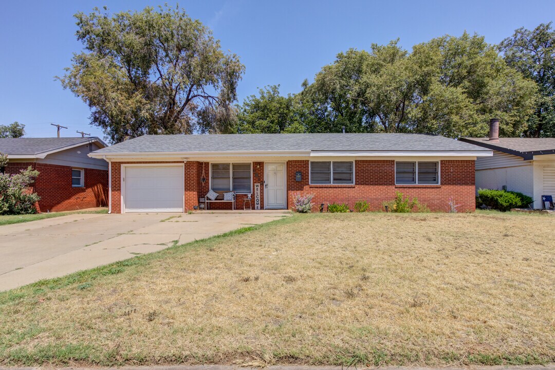 2812 62nd St in Lubbock, TX - Foto de edificio