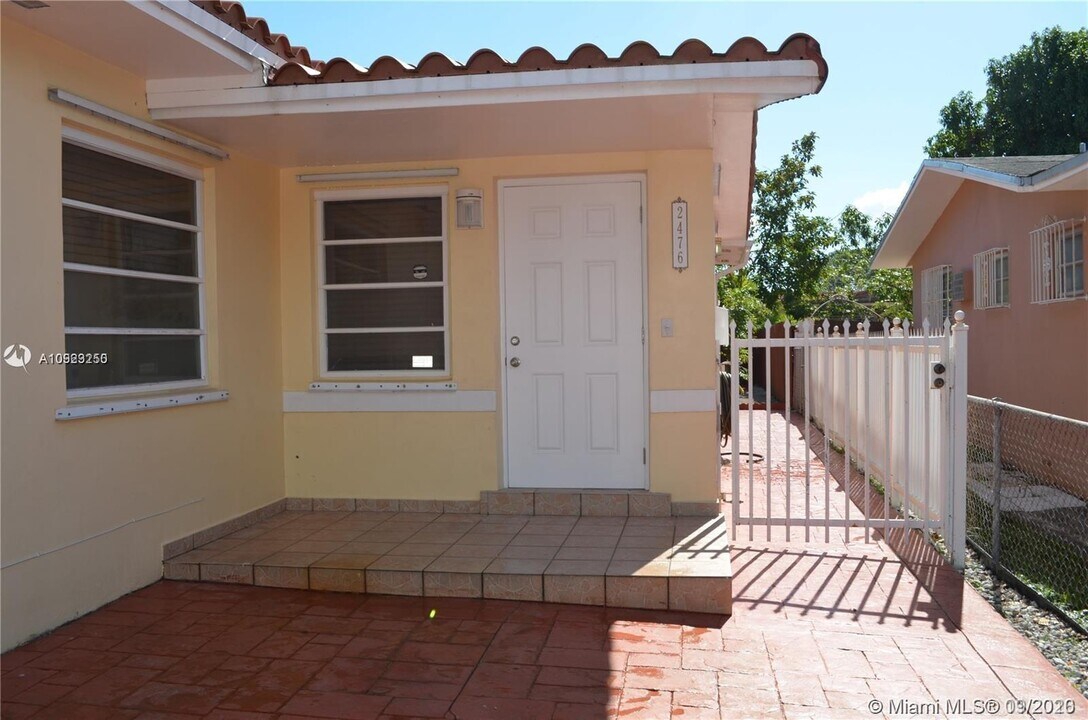 2476 SW 17th St-Unit -2476 in Miami, FL - Building Photo