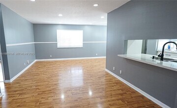 465 SW 86th Ave, Unit 208 in Pembroke Pines, FL - Foto de edificio - Building Photo