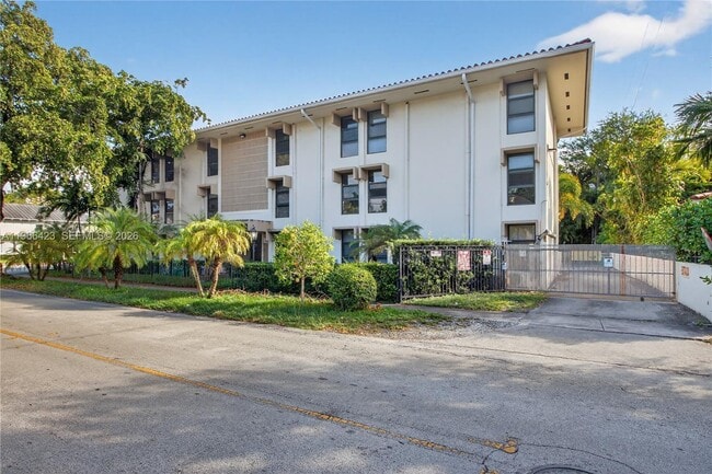 1600 S Le Jeune Rd in Miami, FL - Building Photo - Building Photo