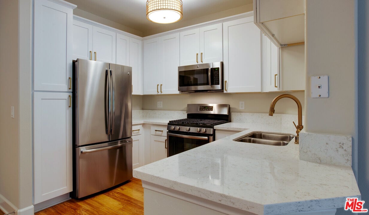 348 Hauser Blvd in Los Angeles, CA - Building Photo