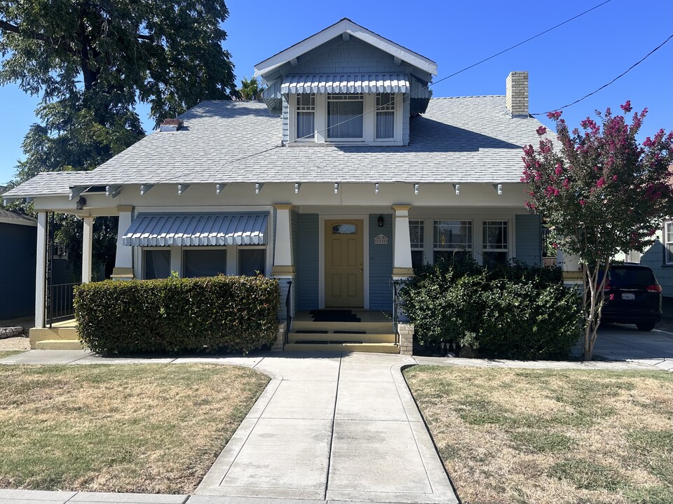 25 Court St in Woodland, CA - Building Photo