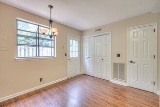 200 N Royal Oaks Blvd in Franklin, TN - Foto de edificio - Building Photo