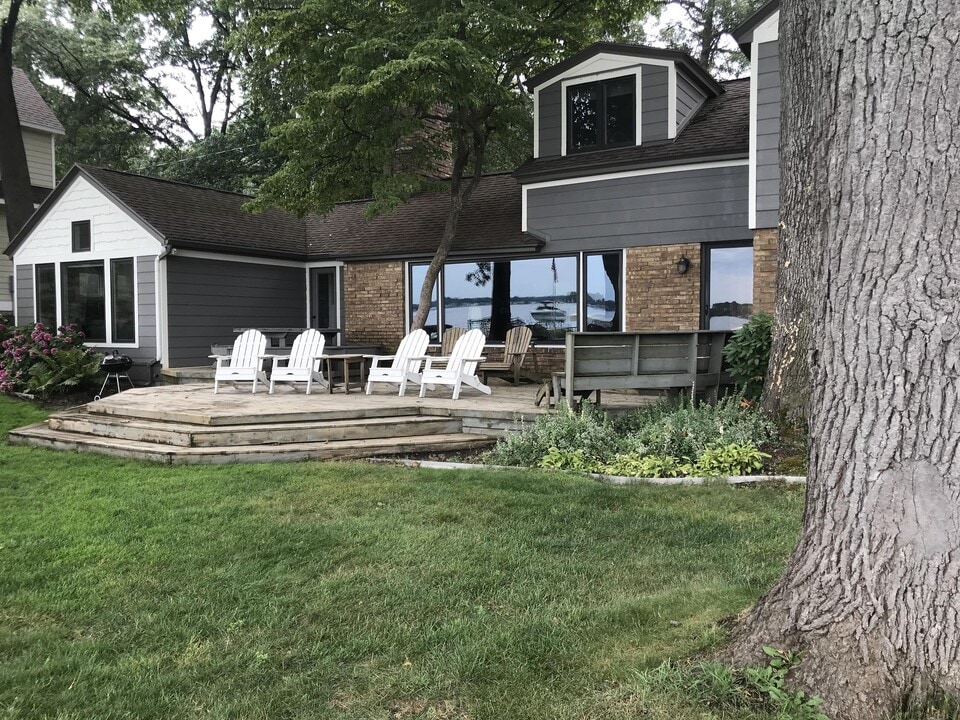 375 Big Bay Dr in Holland, MI - Building Photo