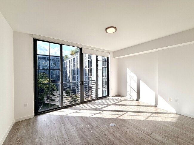 328 NW 33rd St, Unit S10 in Miami, FL - Building Photo - Building Photo