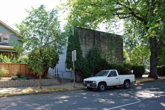 1940 SE 12th Ave in Portland, OR - Building Photo - Building Photo