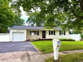 53 Longworth Ave in Dix Hills, NY - Building Photo