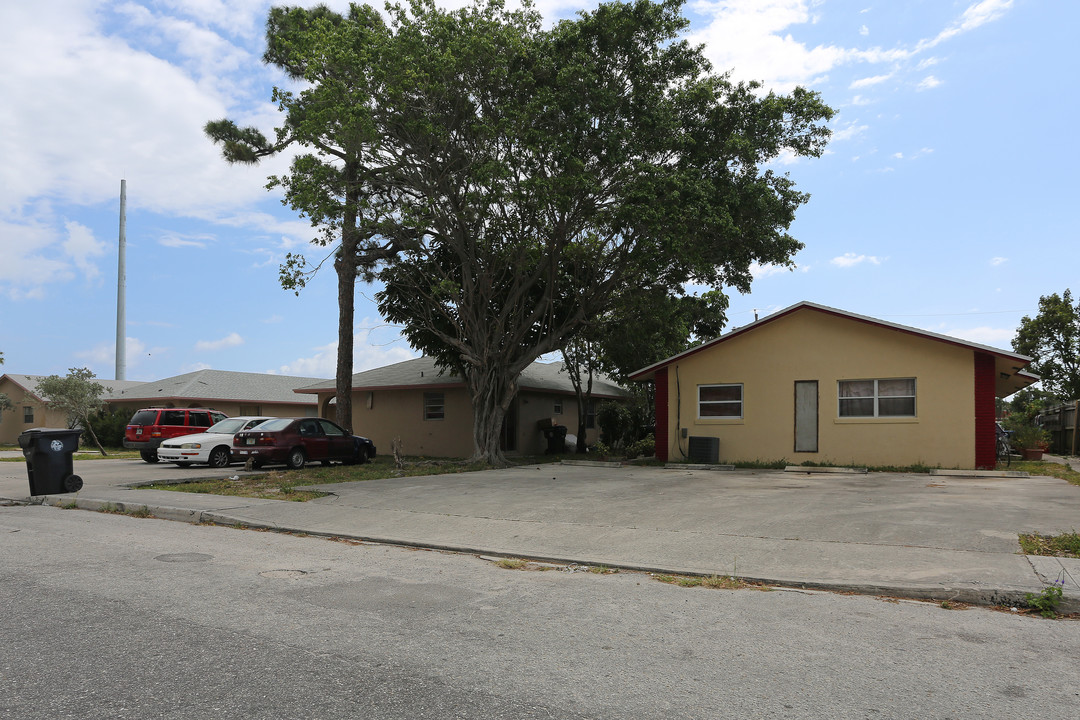 1102-1112 S H St in Lake Worth, FL - Building Photo