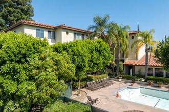 Briarcrest Condominiums in Valley Village, CA - Building Photo - Building Photo