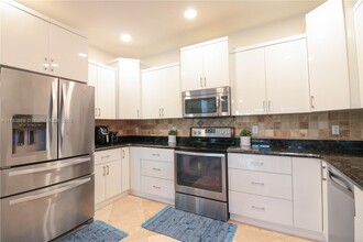 10868 NW 84th St in Doral, FL - Building Photo - Building Photo