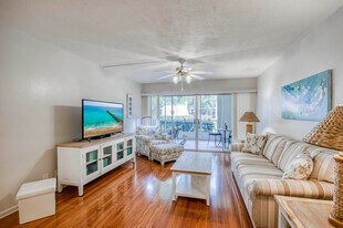 11 Westwood Ave in Tequesta, FL - Building Photo