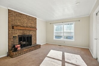 556 Almond Dr in Newport News, VA - Building Photo - Building Photo