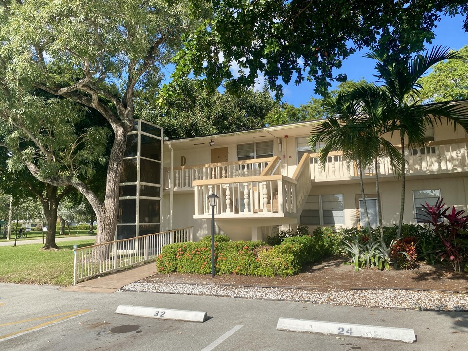 27 Richmond Crescent in Deerfield Beach, FL - Building Photo