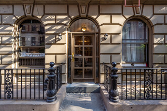 22-26 Cornelia St in New York, NY - Foto de edificio - Building Photo