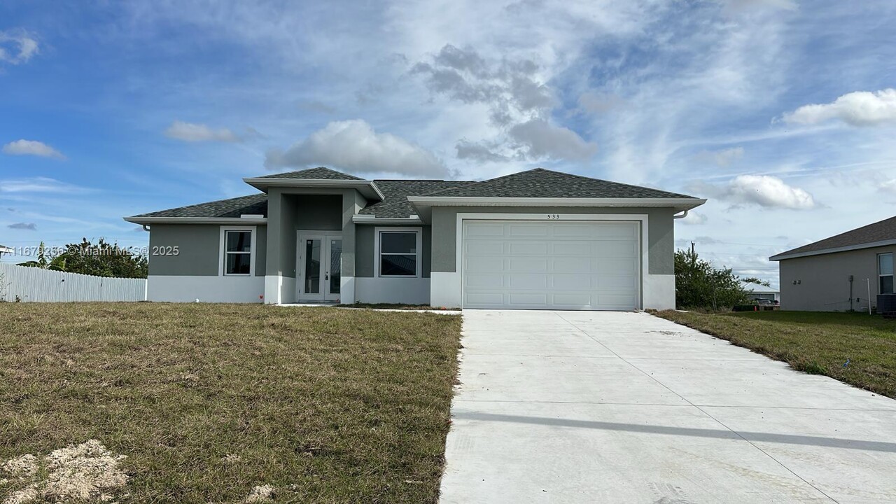 533 David Cir in La Belle, FL - Building Photo