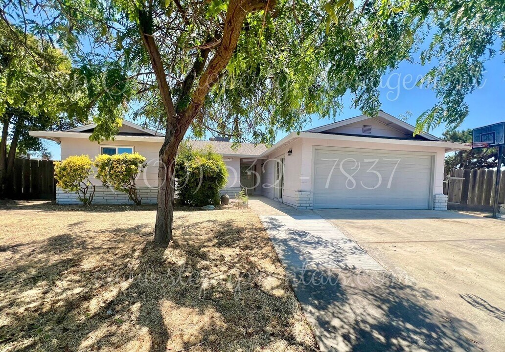 1427 Calgary Ct in Oakdale, CA - Building Photo
