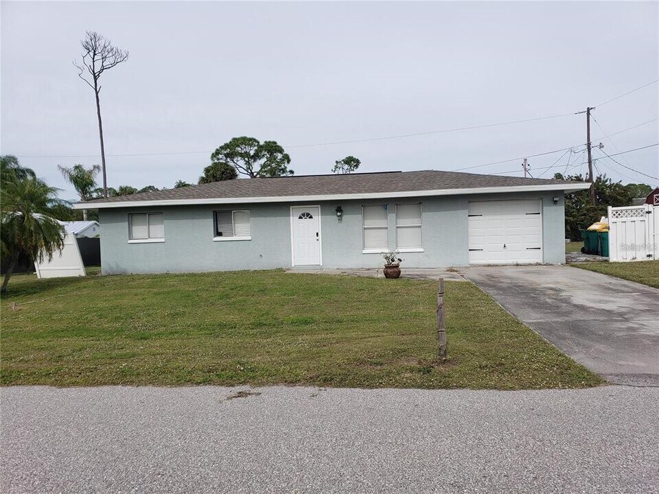 20436 Mt Prospect Ave in Port Charlotte, FL - Building Photo