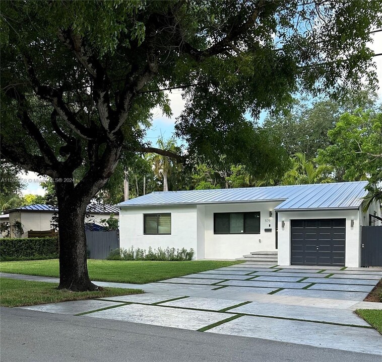 579 Hunting Lodge Dr in Miami Springs, FL - Building Photo