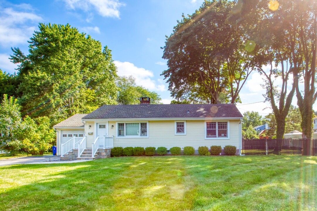 16 Lloyd Rd in Norwalk, CT - Building Photo